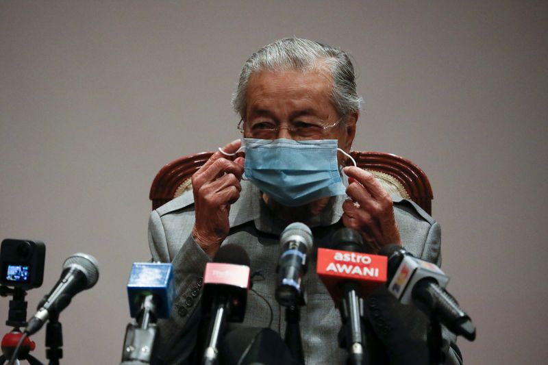 &copy; Reuters. مقابلة-مهاتير محمد يتعهد بالسعي لإسقاط الائتلاف الحاكم في ماليزيا بكل السبل