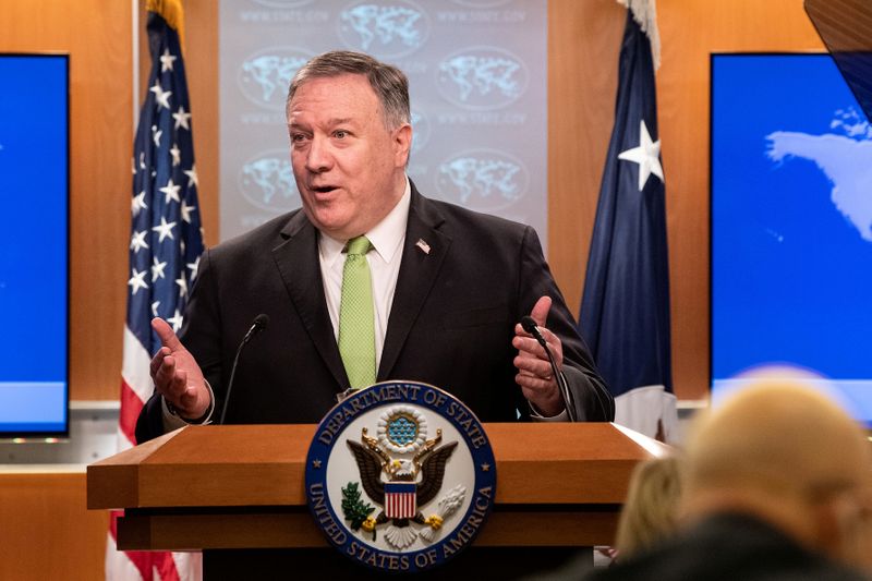 © Reuters. U.S. Secretary of State Mike Pompeo speaks to the media at the State Department in Washington