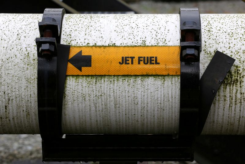 &copy; Reuters. FILE PHOTO: A pipe transporting jet fuel offloaded from barges in seen at Kinder Morgan&apos;s Westridge Terminal on Burrard Inlet in Burnaby