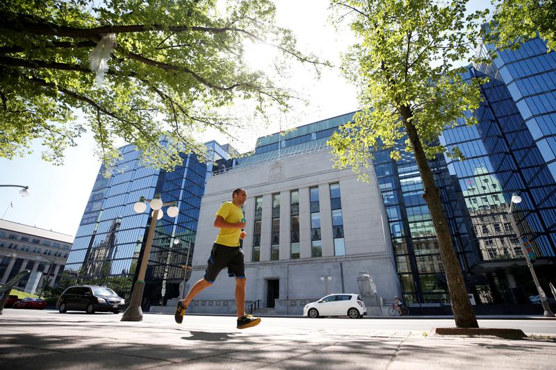 © Reuters. FILE PHOTO: A jogger runs past the Bank of Canada building in Ottawa