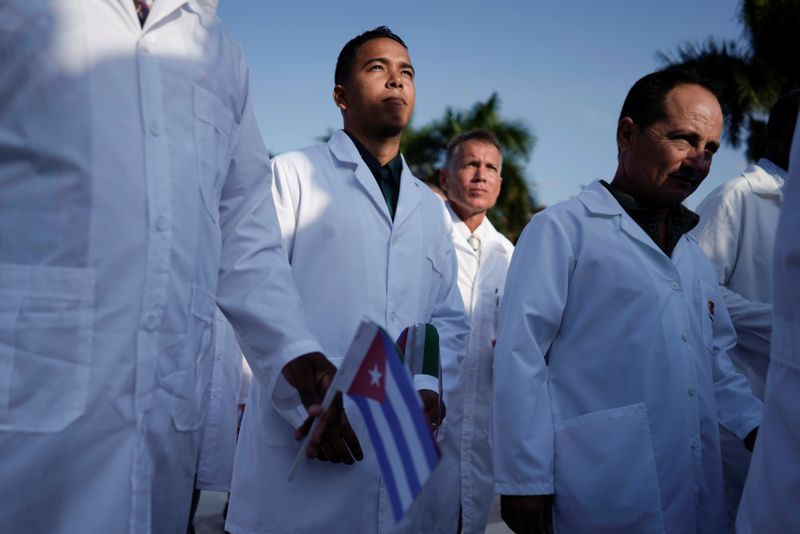 &copy; Reuters. Médicos cubanos durante cerimônia de despedida antes de embarcarem para a Itália