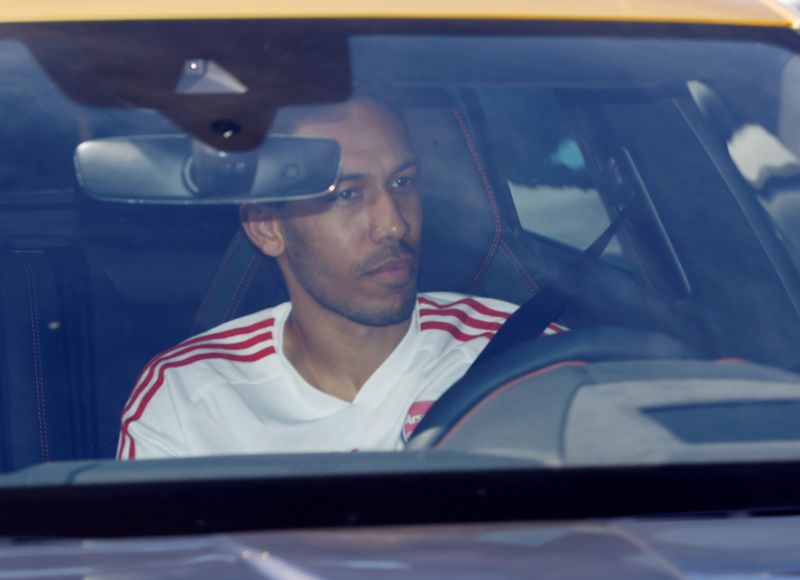 &copy; Reuters. Arsenal players and staff arrive at training following the outbreak of the coronavirus disease (COVID-19)