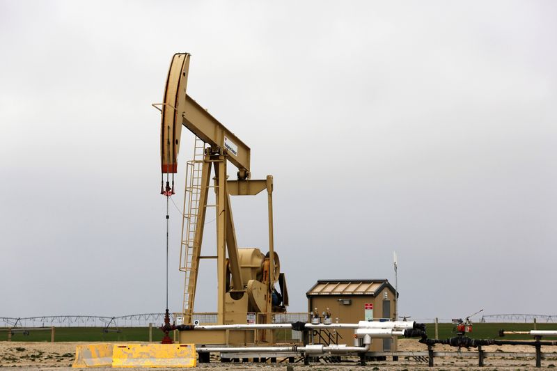 © Reuters. Bombeamento de petróleo em Granum, Canadá