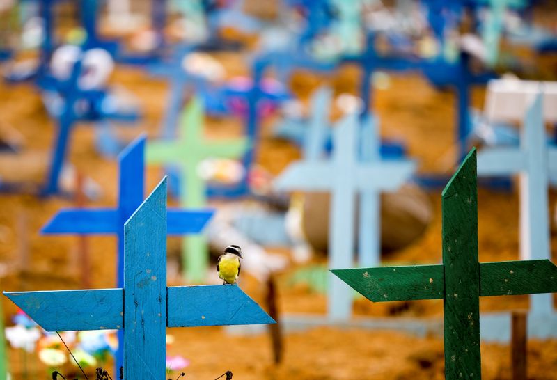 &copy; Reuters. Cemitério em Manaus
