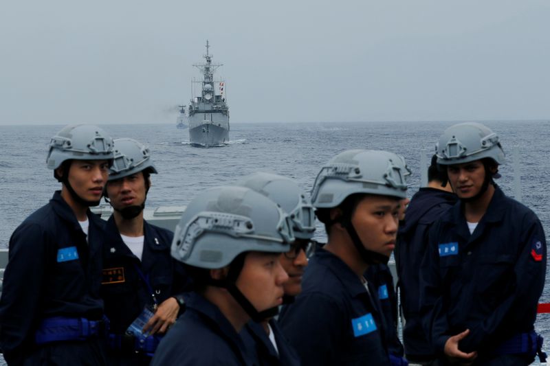 &copy; Reuters. FILE PHOTO: Taiwan Kee Lung (DDG-1801) guided-missile destroyer (C) and navy vessels take part in a military drill near Hualien