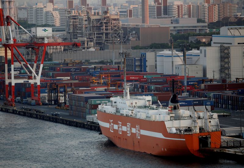 © Reuters. FILE PHOTO: An industrial port is pictured in Tokyo