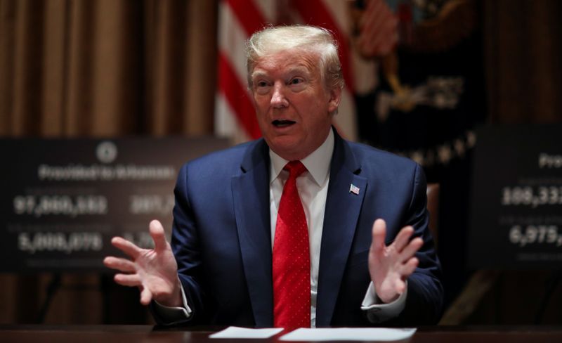 © Reuters. U.S. President Trump holds coronavirus response meeting with Governors Kelly and Hutchison at the White House in Washington