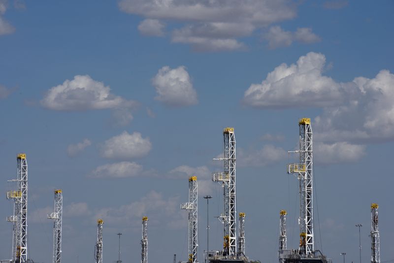 &copy; Reuters. FILE PHOTO: Oil rigs in a storage facility wait to be transported to the oil field in Midland