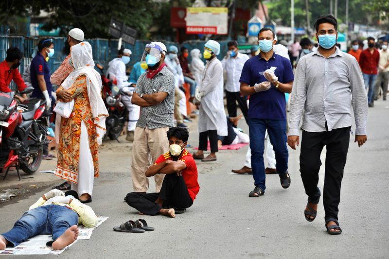 &copy; Reuters. People wait in the queue outside of a coronavirus testing center amid concerns over coronavirus disease (COVID-19) outbreak in Dhaka