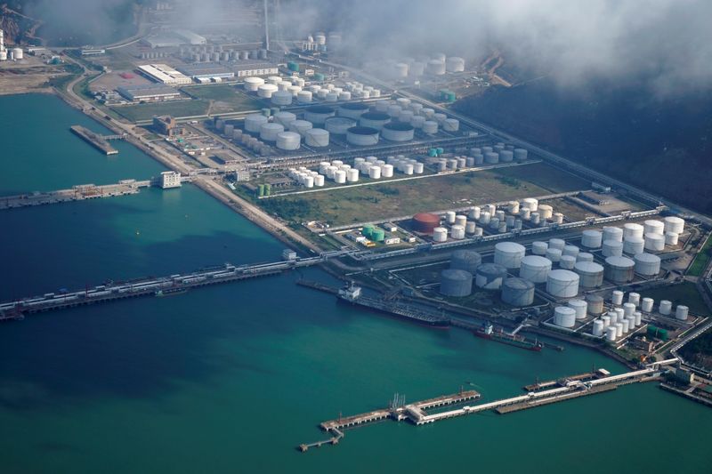 &copy; Reuters. FILE PHOTO: Oil and gas tanks are seen at an oil warehouse at a port in Zhuhai