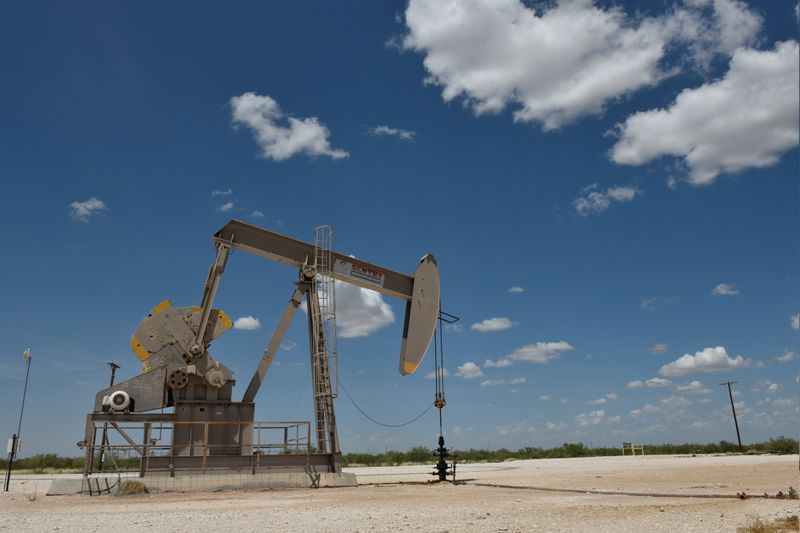 &copy; Reuters. Нефтедобывающая установка около города Уинк в Техасе