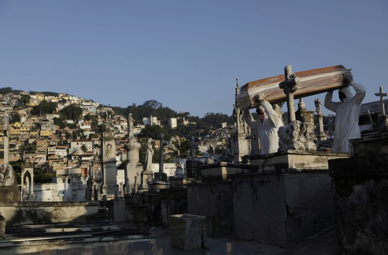 &copy; Reuters. Люди несут гроб в Рио-де-Жанейро