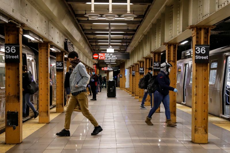 © Reuters. アングル：電車ガラガラ、道路は渋滞　米国の通勤風景にも変化