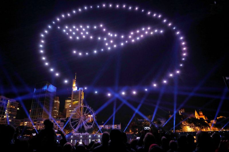 &copy; Reuters. Логотип компании Lufthansa, изображенный с помощью дронов в небе над Франкфуртом