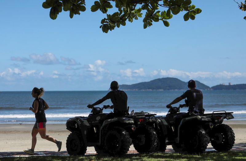 &copy; Reuters. Guardas municipais patrulham praia em Santos