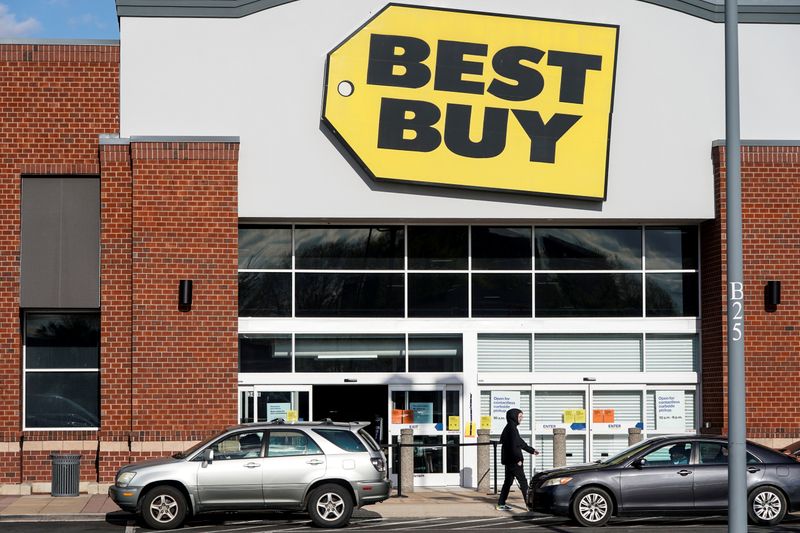 &copy; Reuters. FILE PHOTO: People wait for purchases outside of a Best Buy store due to the outbreak of coronavirus in Arlington, Virginia