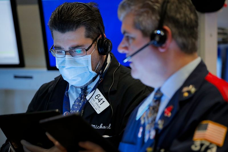 &copy; Reuters. FILE PHOTO:  Traders work on the floor of the NYSE in New York