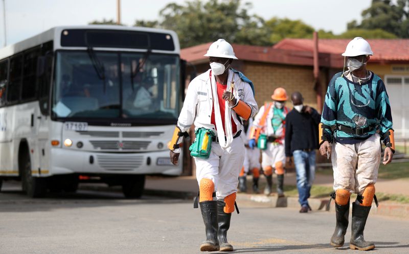 &copy; Reuters. Minerador usando máscara de proteção em Carletonville, na África do Sul