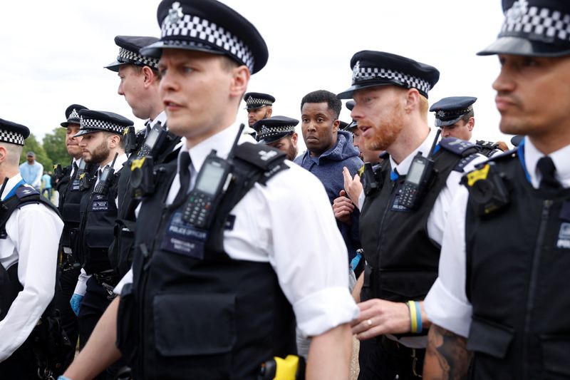 &copy; Reuters. Manifestante é cercado por policiais em Londres