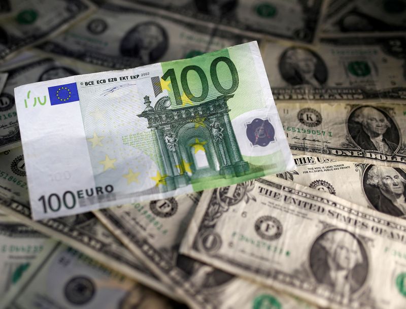 &copy; Reuters. FILE PHOTO: U.S. dollar and Euro notes are seen in this picture illustration