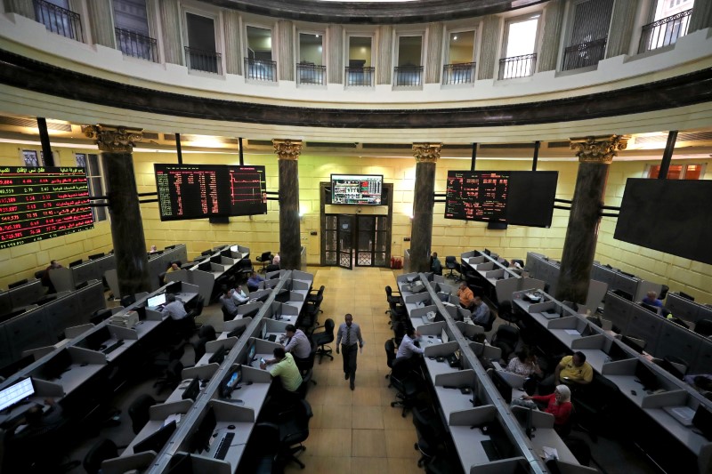 &copy; Reuters. بطء النمو وضعف الأرباح يهبطان ببورصة مصر وتباين أسواق الخليج