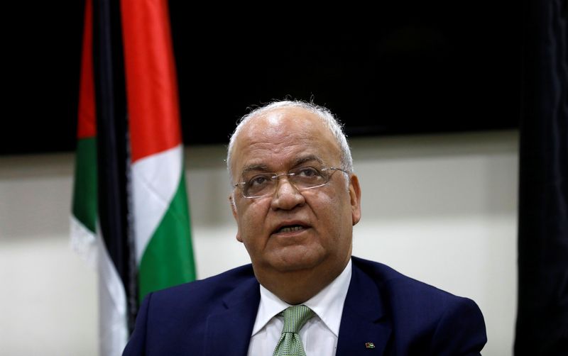 © Reuters. Chief Palestinian negotiator Saeb Erekat looks on during a news conference following his meeting with foreign diplomats in Ramallah, in the Israeli-occupied West Bank