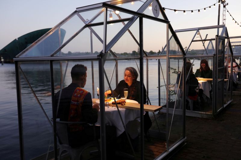 &copy; Reuters. FILE PHOTO: &quot;Quarantine greenhouses&quot; are being tested in which guests can dine at a restaurant in Amsterdam