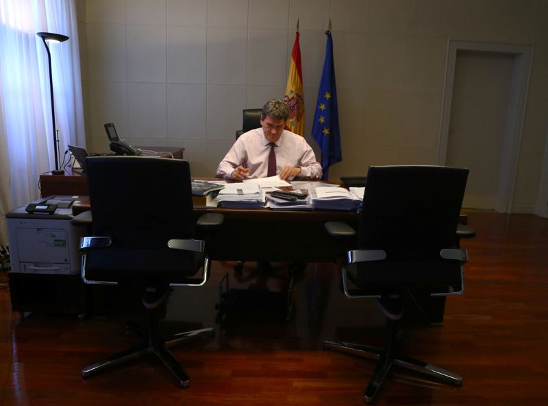 &copy; Reuters. El ministro de Seguridad Social de España, José Luis Escrivá, trabaja en su oficina durante una entrevista con Reuters en Madrid, España, el 20 de mayo de 2020