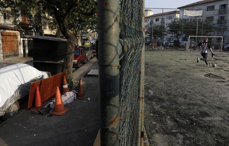 &copy; Reuters. FILE PHOTO: A Picture and its Story: Corpse lay on the street in coronavirus-racked Rio for 30 hours