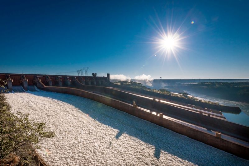 © Reuters. Usina hidrelétrica de Itaipu, em Foz do Iguacu (PR), com vertedouro aberto