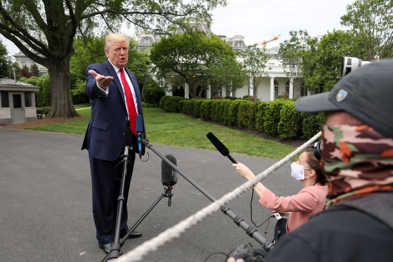 © Reuters. U.S. President Trump speaks to reporters as he departs the White House for travel to Michigan during the coronavirus disease (COVID-19) outbreak in Washington