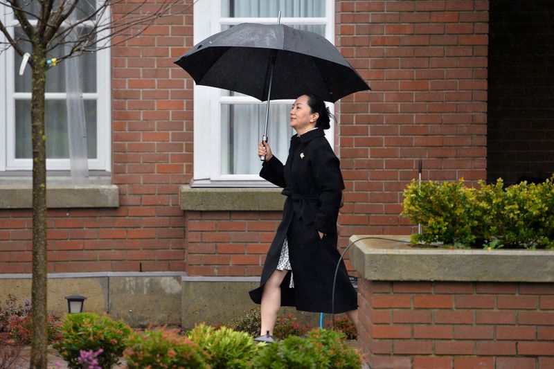 © Reuters. FILE PHOTO: Huawei Chief Financial Officer Meng Wanzhou leaves her home to attend her extradition hearing in Vancouver