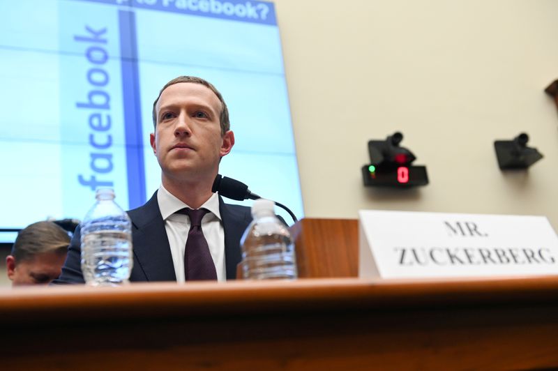 &copy; Reuters. Imagen de archivo del presidente ejecutivo de Facebook, Mark Zuckerberg, prestando testimonio en una audiencia ante la Comisión de Servicios Financieros de la Cámara de Representantes en Washington