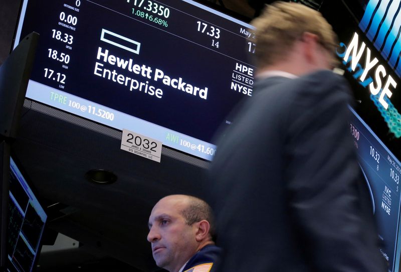 © Reuters. FILE PHOTO: A trader passes by the post where Hewlett Packard Enterprise Co., is traded on the floor of the New York Stock Exchange