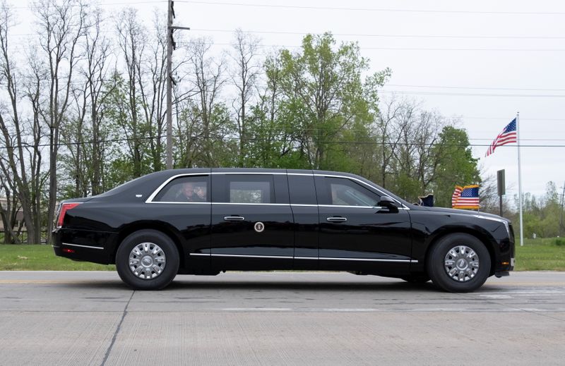 © Reuters. U.S. President Donald Trump gives a thumbs up to his supporters as he leaves the Ford Motor Co. plant after a visit of the plant reopened from the coronavirus disease (COVID-19) restrictions in Ypsilanti