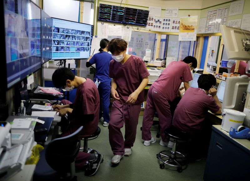 &copy; Reuters. Medical workers work at the ICU for the coronavirus disease (COVID-19) patients at St. Marianna Medical University Hospital in Kawasaki, Japan