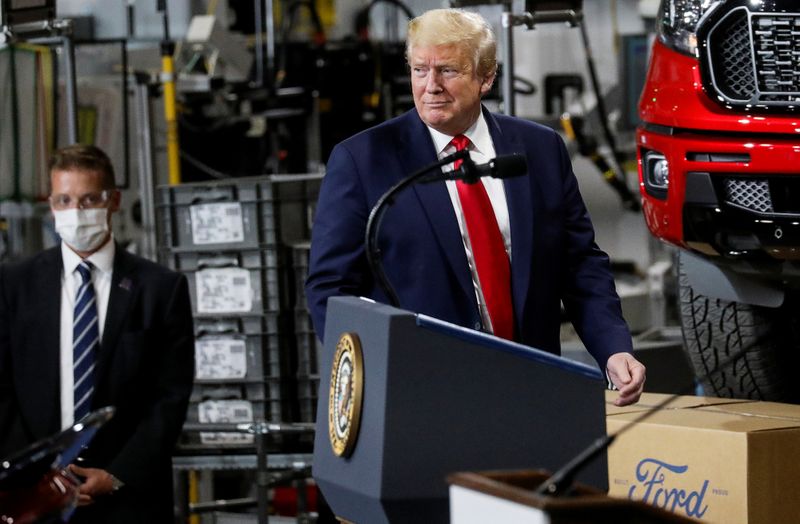 &copy; Reuters. El presidente de Estados Unidos, Donald Trump, durante una visita a una planta de Ford en Ypsilanti, Míchigan, EEUU