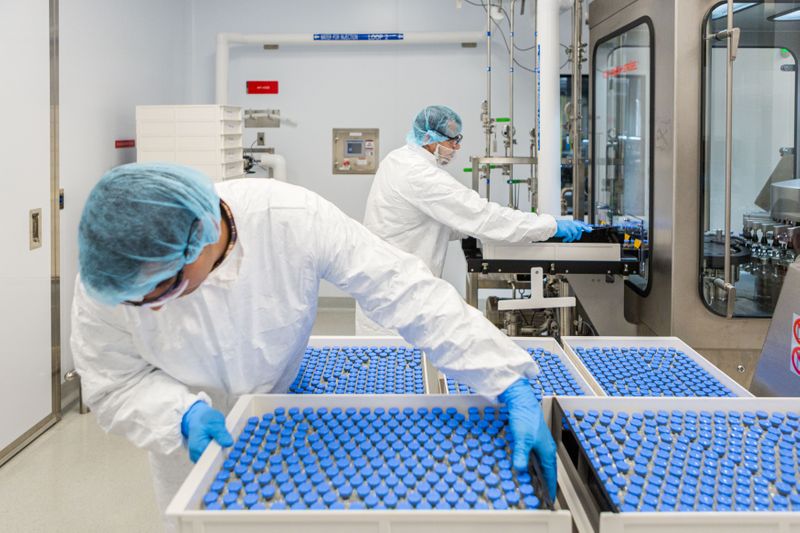 &copy; Reuters. Foto de archivo. Técnicos de laboratorio cargan frascos llenos de remdesivir, un medicamento para el tratamiento de la enfermedad coronavirus en investigación (COVID-19), en una instalación de Gilead Sciences en La Verne, California, Estados Unidos.
