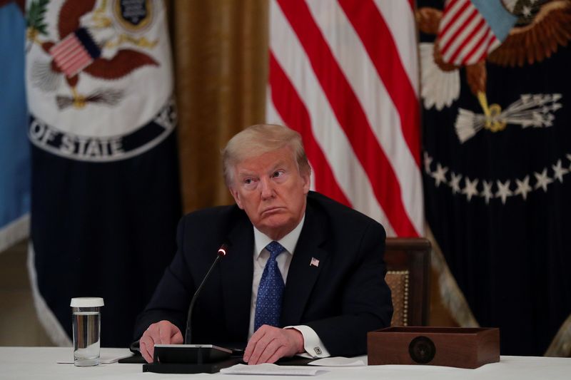 &copy; Reuters. FOTO DE ARCHIVO. El presidente de los Estados Unidos, Donald Trump, participa en una reunión del gabinete sobre la respuesta al brote de la enfermedad por coronavirus (COVID-19), en la Sala Este de la Casa Blanca en Washington, Estados Unidos.
