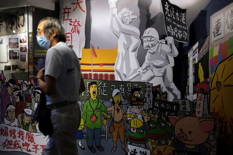 &copy; Reuters. Un hombre pasa por delante de un panel durante la apertura de la exposición especial de protesta contra el proyecto de ley de extradición en el Museo 4 de Junio por la represión de Tiananmen de 1989, en Hong Kong