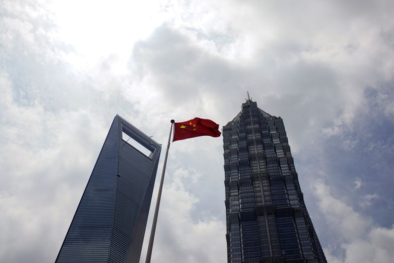 &copy; Reuters. Una bandera china se muestra en el distrito financiero de Lujiazui en Pudong, Shanghai, China, el 22 de mayo de 2020