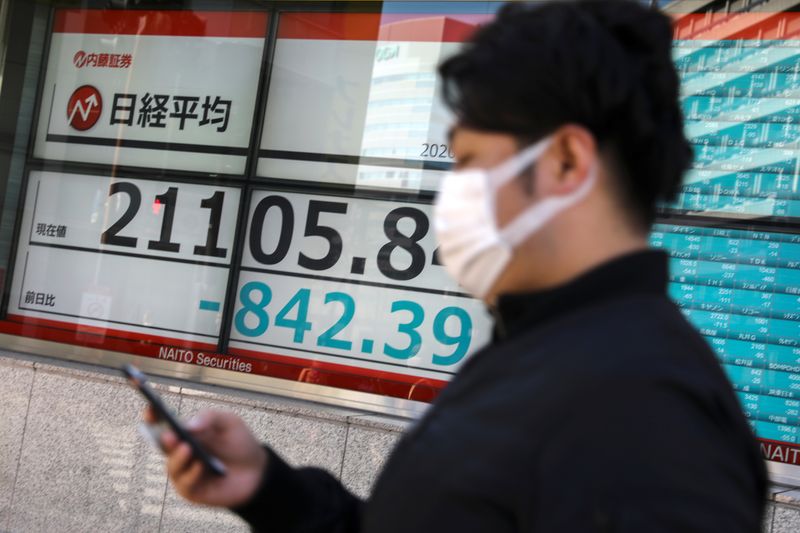 Японские акции снизились из-за опасений о напряженности между США и КНР