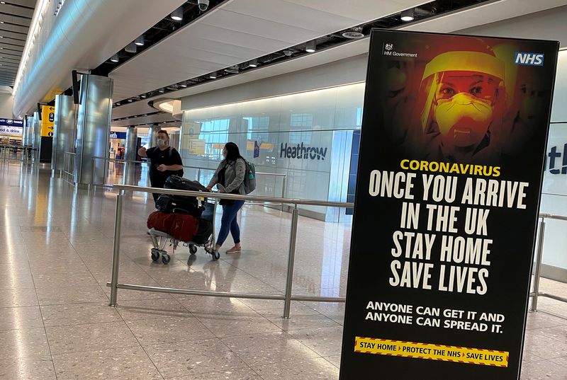 &copy; Reuters. Un anuncio de la campaña de salud pública en el aeropuerto de Heathrow, mientras continúa la propagación de coronavirus (COVID-19), en Londres, Reino unido, el 10 de mayo de 2020