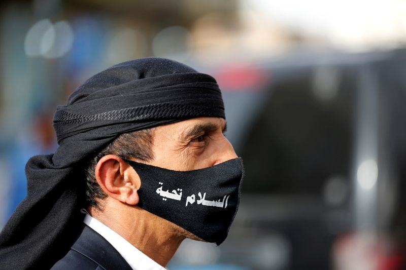 &copy; Reuters. FILE PHOTO: A man wears a mask as he walks at a market amid concerns for the spread of the coronavirus disease (COVID-19) in Sanaa