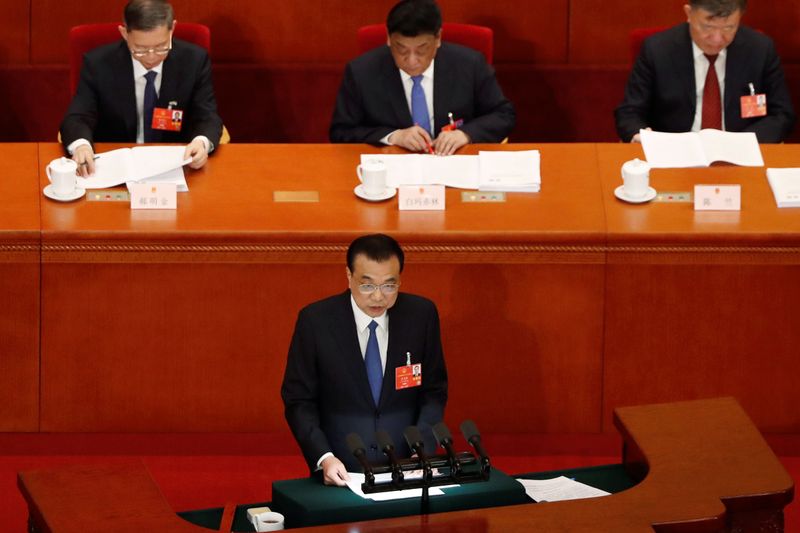 &copy; Reuters. El primer ministro chino Li Keqiang pronuncia un discurso en la sesión de apertura de la Asamblea Nacional Popular (ANP) el Gran Salón del Pueblo en Pekín, China
