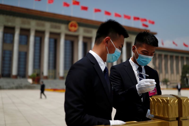 &copy; Reuters. Personal de seguridad con mascarilla frente al Gran Salón del Pueblo en Pekín, China