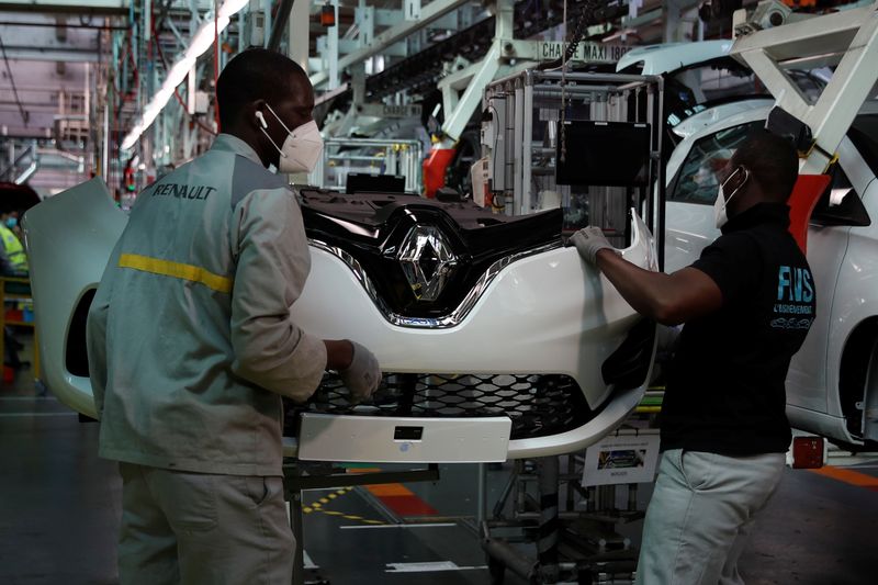 © Reuters. Renault ramps up production at its factory of Flins, near Paris