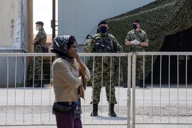 © Reuters. Serbia imposes greater control of migrant camps deploys soldiers in Sid