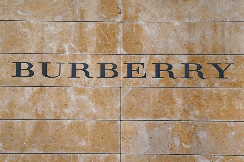 &copy; Reuters. Logo di Burberry fuori da uno store del gruppo sulla 5th Avenue a New York