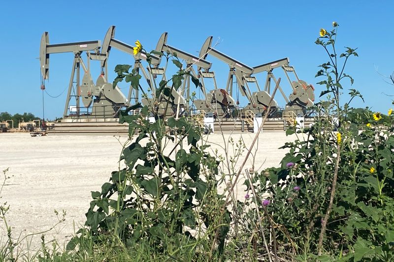 © Reuters. A Marathon Oil well site is seen in the Eagle Ford Shale oil field in south Texas